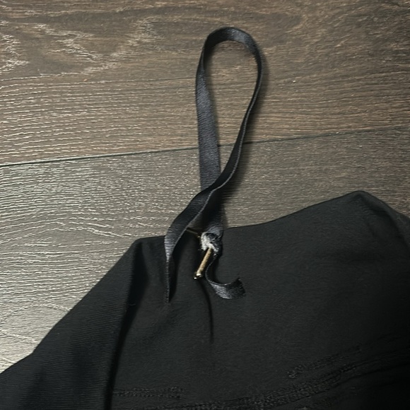 LULULEMON BLACK SHORTS. - Picture 5 of 6